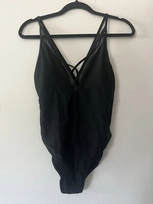 Traje de baño Express para mujer talla pequeña negro malla tiras espalda abierta una pieza Foto 1 de 4