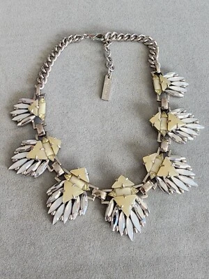 Collar de vidrio opalescente tono plata pasarela dramático firmado por Vince Camuto Foto 1 de 4