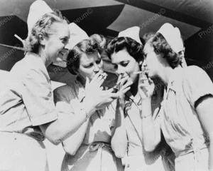 Krankenschwestern Rauch! Beleuchtende Zigaretten Vintage 1940er Jahre Nachdruck 8x10 altes Foto - Bild 1 von 1
