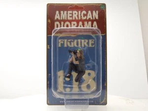 Figura Weekend Car Show 3 mujer con cámara para modelos 1:18 American Diorama - Imagen 1 de 2