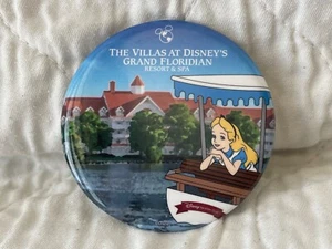 Die Villen bei Disney Grand Floridian Pins Buttons Alice DVC Disney Vacation Club - Bild 1 von 2