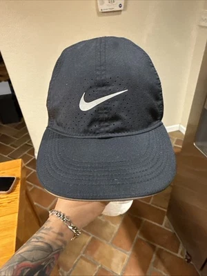 Gorra de correr Nike Featherlight Dri-Fit negra Foto 1 de 3