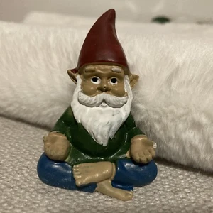 Mini Gnomo da Giardino Esterno 2,75" Statua Figura Cappello Rosso Barba Lunga Meditazione - Foto 1 di 11