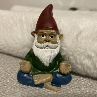 Mini Jardín Exterior Gnomo 2.75"" Estatua Figura Sombrero Rojo Barba Larga Meditación Foto 1 de 4
