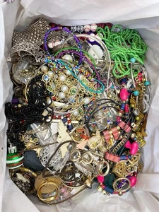 16+ Lb Lot Vintage-Now Costume Junk Jewelry Parts Scrap Beads Earrings Crafts - Picture 1 of 5