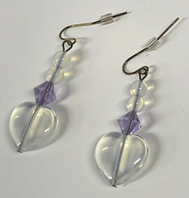 PENDIENTES de colección VIDRIO púrpura blanco iridiscente CORAZÓN COLGANTE cuentas alambre francés Foto 1 de 3