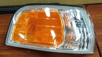 NEW for 92-93 Honda Accord RH Parking/Side Marker Light Reflector HO2551107 - Image 1 of 4