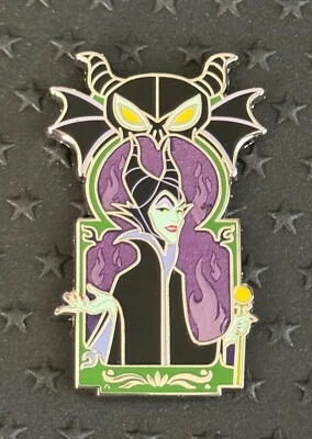 Prendedor misterioso retrato ventana villanos Disney 2024 Maléfica Bella Durmiente  Foto 1 de 2