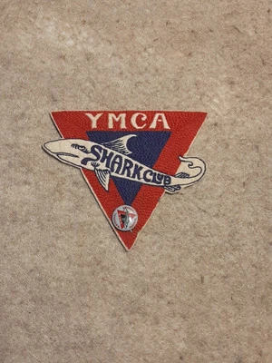 Vintage Patch YMCA Shark Club Swim Youth Group & Button Pinback Aquatic Program Foto 1 de 4