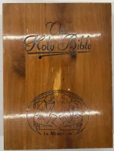 1961 Catholic Memorial Bible Steelworkers Local 65 AFL-CIO caja de cedro Chicago ILL - Imagen 1 de 12