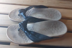 Women's Black Vionic Sandals Size USA 7 Used - Picture 1 of 2