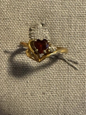 Anillo enchapado en oro con forma de corazón de diamantes de imitación rojos para mujer talla 7 Foto 1 de 4