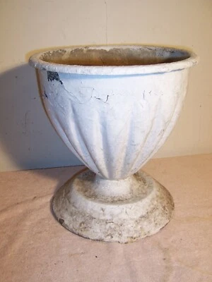 La mejor maceta de jardín antigua de metal de aluminio blanco chippy Foto 1 de 4