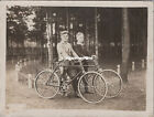 Foto, zwei junge Männer mit dem Fahrrad (N)50246