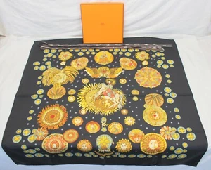 Sciarpa di seta HERMES " Le Roy Soleil " 90 cm NERA Sun King 100% MAI INDOSSATA con SCATOLA! - Foto 1 di 11