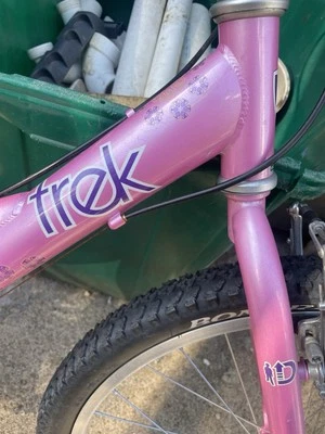2005 Trek MT60 20" Kids Bike 6 Speed Suspension Shimano Grip Pink USA Shipper - Image 1 of 4