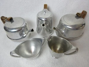 Set of 5 Pieces Picquot Ware - Three Pots, Jug, a Two Handled Dish - Foto 1 di 24