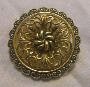 Clip de bufanda redondo de metal tono dorado filigrana en capas vintage - Imagen 1 de 3