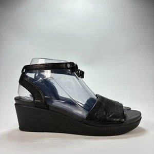 Crocs Leigh Ann schwarze bequeme Damen-Sandalen mit Knöchelriemen und Keilabsatz Größe 7 - Bild 1 von 9