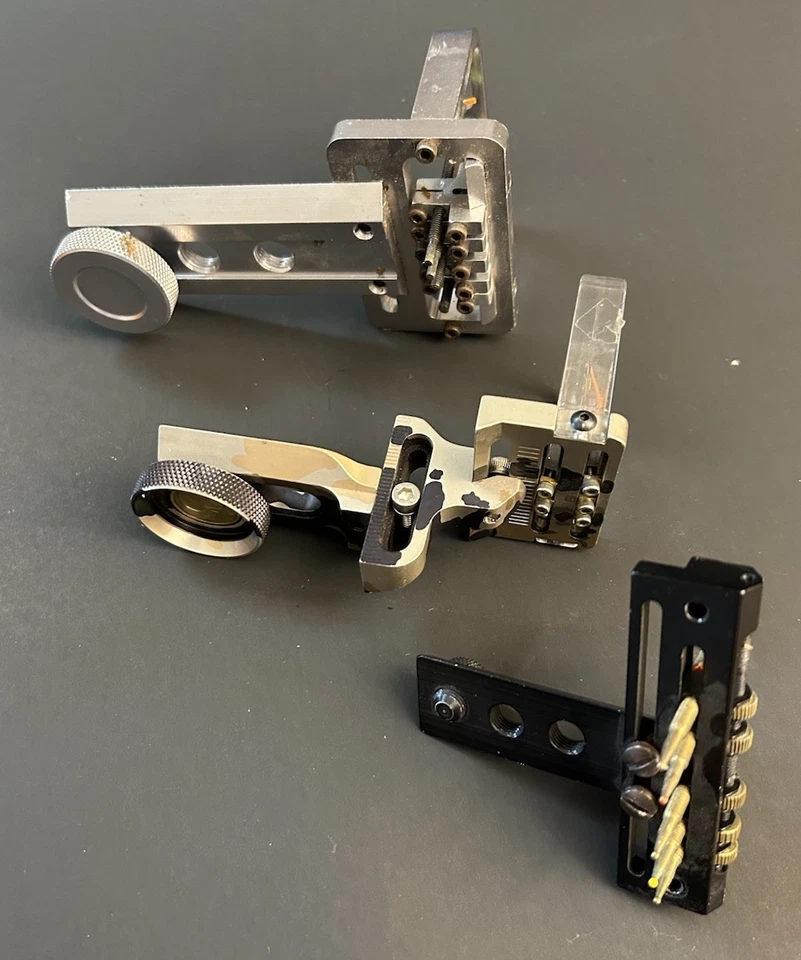 TRES miras ajustables de arco compuesto de 5 puntos - mira con patrón de camuflaje de HOYT Foto 1 de 4