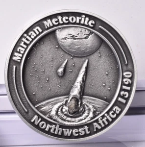 MARTIAN METEORITE INSIDE COLLECTORS COIN 0151, NORTH WEST AFRICA 13190 MT220 - Imagen 1 de 7