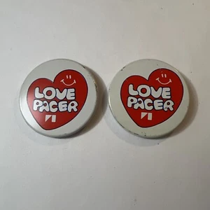 2 Stück AMC Love Pacer Werbung American Motor Company Vintage Knöpfe - Bild 1 von 3