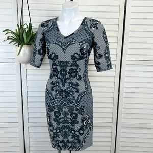 Abito tubino Anthropologie Yoanna Baraschi Fleuris blu pizzo stampato taglia 2 - Foto 1 di 12