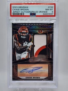 2023 Obsidian Chase Brown Patch Auto Electric Etch Orange RC /49 SP Rookie PSA 8 - Bild 1 von 3