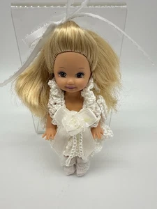 Muñeca Kelly Hecha a Mano Crochet Vestido Largo Blanco con Dobladillo Volantes Perlas Barbie - Imagen 1 de 12