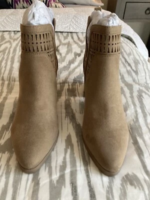 NUEVO CON ETIQUETAS A Cut Above Bootie Mark de Avon Talla 7 Marrón Claro/Tostado Imitación Gamuza - Corte Láser Foto 1 de 4