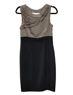 Vestido Vaina Anne Klein Taupe Lunares y Negro Volantes Sin Mangas Talla 8 Foto 1 de 4