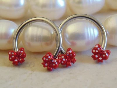 Anillo de pezón de herradura con lazo de lunares. Foto 1 de 2