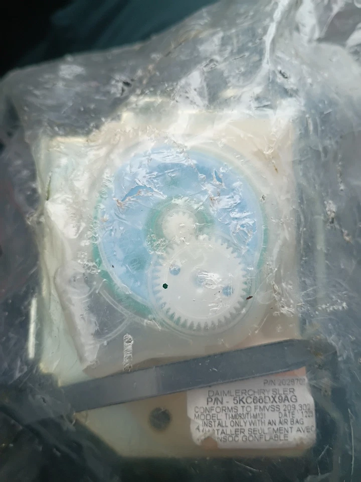 Jeep Wrangler 2011-2017 retractor de cinturón de seguridad delantero derecho del lado del pasajero negro OEM Foto 1 de 1