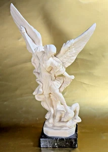 Estatuilla compuesta sobre base de mármol A. Santini "St. Michael Angel Slaying Demon" - Imagen 1 de 6