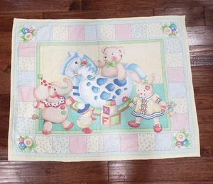 Vintage Babybett Decke Bettdecke Wandbehang Schaukelpferd Pastell Gelb  - Bild 1 von 8