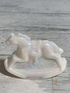 Caballo mecedor de vidrio lechoso blanco iridiscencia Guernsey/Mosser Rocky Jr. 1984 #11 - Imagen 1 de 7