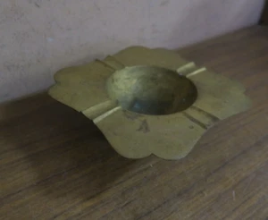 Cenicero decorativo Art Nouveau vintage de latón 3 patas 4,5" - Imagen 1 de 5