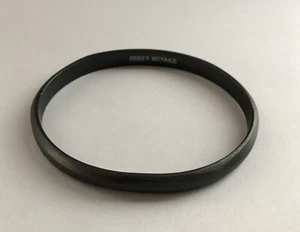 Brazalete Brazalete de Metal Firmado ISSEY MIYAKE Gris Pizarra Tono Peltre Oscuro - Imagen 1 de 9