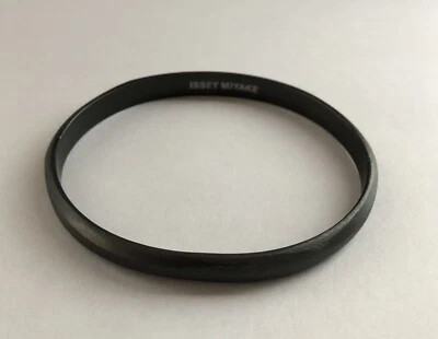 Brazalete Brazalete de Metal Firmado ISSEY MIYAKE Gris Pizarra Tono Peltre Oscuro Foto 1 de 4