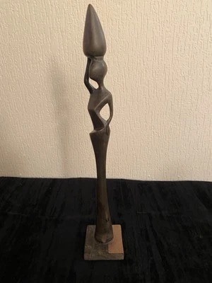 Statuette africaine en bois d’ébène Porteuse D’Eau - Photo 1/4