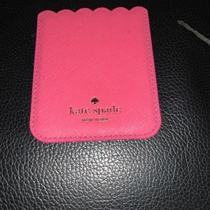Poche autocollant téléphone pétoncle Kate Spade New York - Photo 1 sur 4