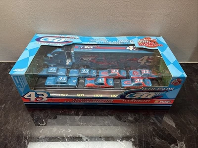 Transportador Richard Petty Racing 1:64 50 aniversario y 7 autos de campeonato Foto 1 de 4