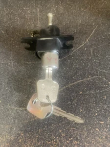 JAGUAR XJS VARIOUS YRS TRUNK/BOOT CYLINDER & KEY MECHANISM - Bild 1 von 2