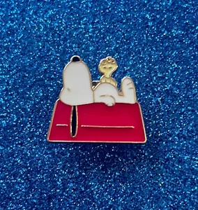 Snoopy The Beagle Snoozing! Charles M. Schultz Enamel and Metal Pin - Free Post - Bild 1 von 7