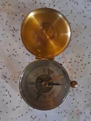 Bússola de latão da Segunda Guerra Mundial feita na França com mecanismo de bloqueio e vidro chanfrado - Imagem 1 de 4