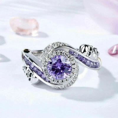 Anillo de compromiso de derivación de halo de amatista de corte redondo de 2 quilates acabado en oro blanco de 14 quilates Foto 1 de 4