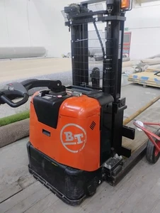 Bt forklift truck electric With Carpet Pole Stacker - Picture 1 of 6