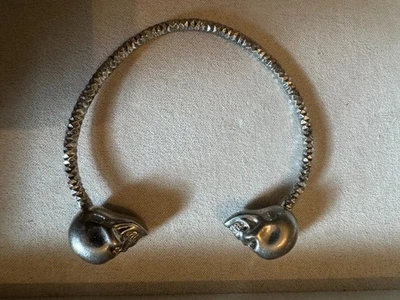 Brazalete Alexander McQueen Calavera Plata - Banda Texturizada Foto 1 de 4