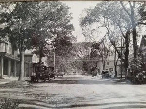 Photo of an Unpaved City Street with Classic Vintage Cars 1920-ties New York - Picture 1 of 7