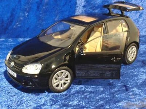 + VOLKSWAGEN VW Golf 5 Modellauto von Bburago 1:18 ++ schwarz ++ NEU - Bild 1 von 6